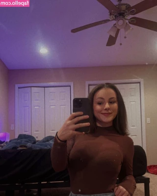 Brooklyn - Good morning to my hot ass daddies, I think I'll make myself squirt
