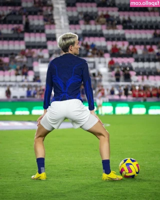 Megan Rapinoe [ megan-rapinoe ] - Do you like it when I slowly strip down at the beach? Mmmmm I do!!