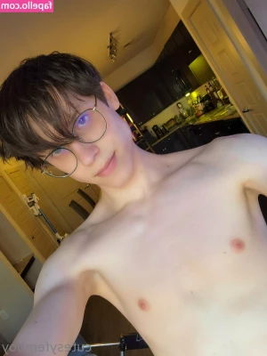 cutesyfemboy - Feeling naughty at work
