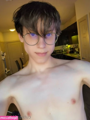 cutesyfemboy - Hey guys,  Do you like this colour on me? ♥️😉 I hope you are