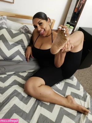 thickprsoles - This chair was MADE for some pirate wenchy content    POLL TIME  