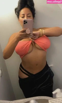 theonlykiaramia - Taking full advantage of looking pregnant😩🥵🤰🏽