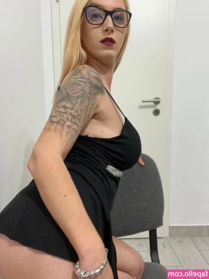 goddess-blaze - Just a short little video of me in the bath, showing you the wet look
