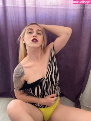 goddess-blaze - Love playing with my cock when I’m on my knees 🥰🍆