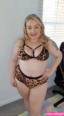 yourlucyloo - Eliza the cat, view from the back ;)   Full set to be found with even