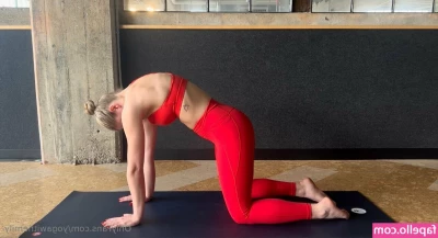 yogawithemily - Just another day being extra large and in charge 😘😘