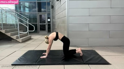 yogawithemily - Just filmed something to start off your weekend RIGHT!😈- also...
