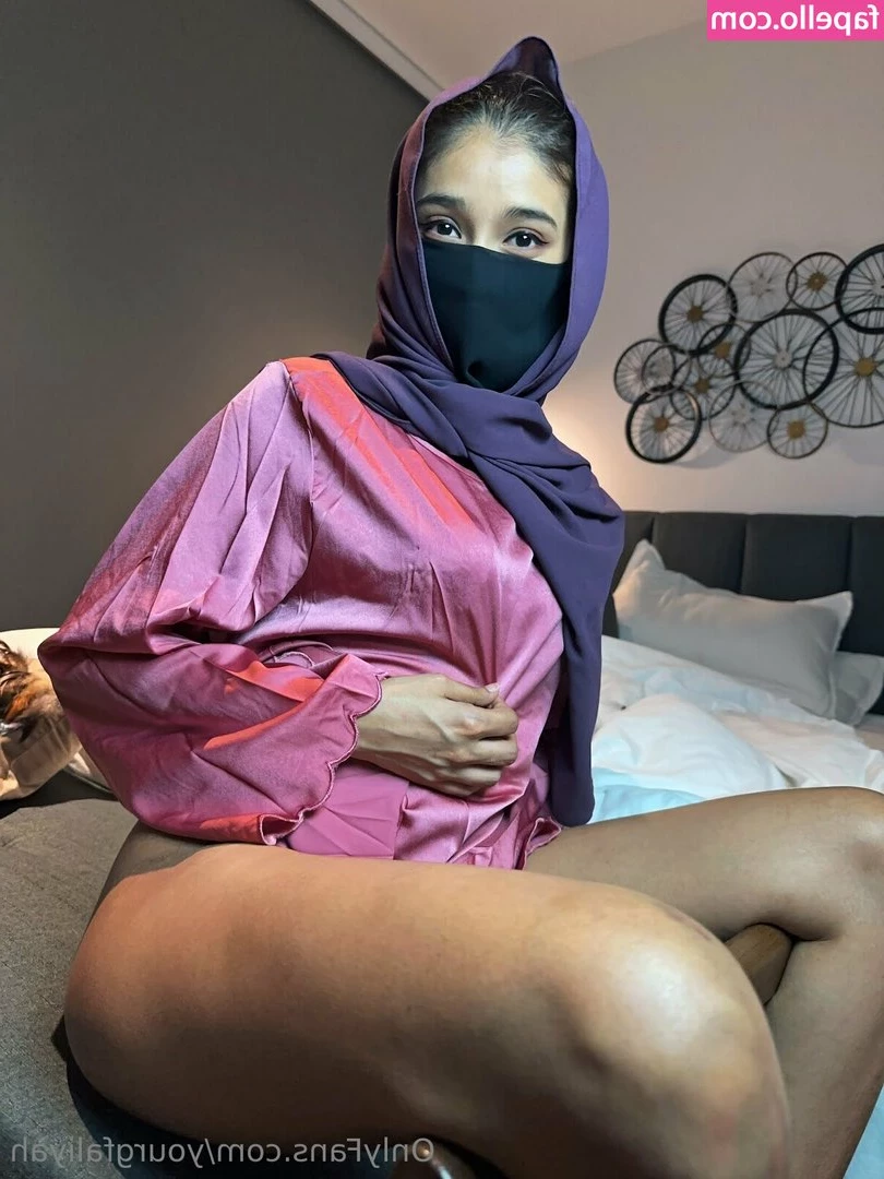 yourgfaliyah - Benen open aan de toog