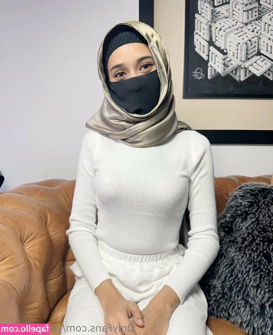 yourgfaliyah - Wanna fuck my throat daddy? Let me lay down on the end of the bed so