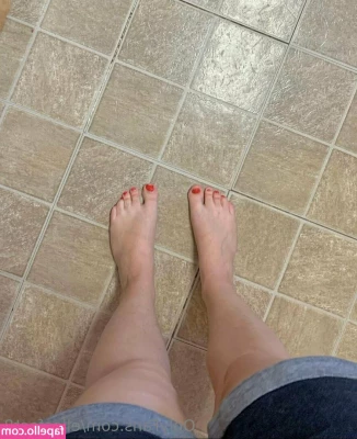 ellesfeet8 - hello baby do you want to play