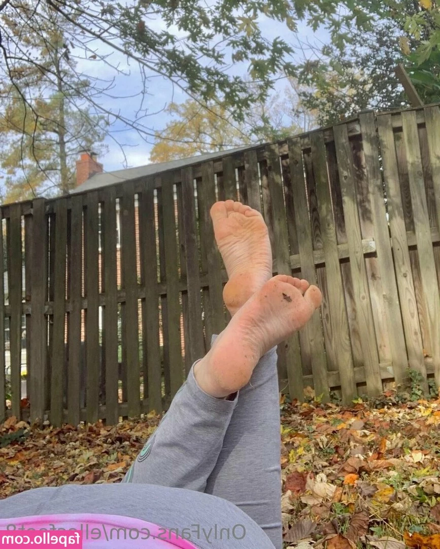 ellesfeet8 - I love flashing the camera