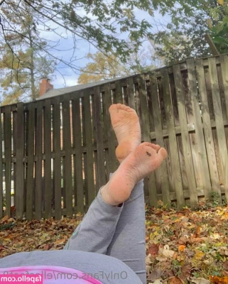ellesfeet8 - I love flashing the camera