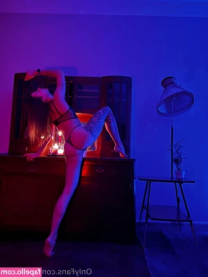 poly_luna [ poly-luna-1 ] - You would do anything to be allowed to lick my armpits