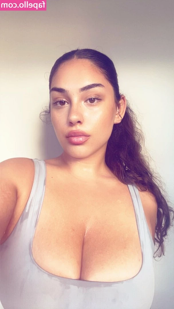 Kiara Aroha [ kiara-aroha ] - Como te gusta mas de serca lejos de un lado o en cuatro ? 😈💦