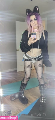 xdannix - My shirt my shoes and the chair behind me all match