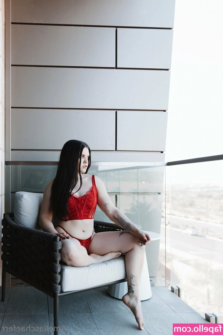 ameliaschaeferr - Good morning from my little teeny tiny hotel room