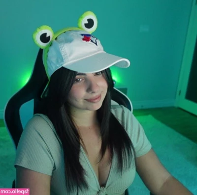 ThatGirlGatto - Anyone interested in watching me clean?😅it’s a little weird but