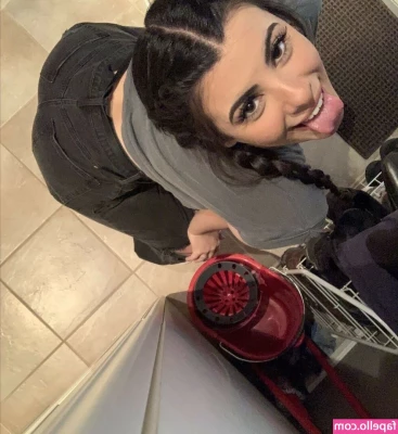ThatGirlGatto - Need some Christmas cheer guys  Drop into my DMs and make a request