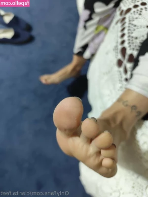 clarita.feet [ clarita-feet ] - Watch me oil, rub and shake my ass for you   5.99
