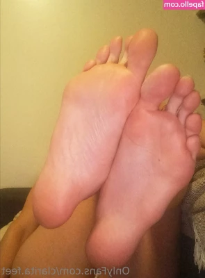 clarita.feet [ clarita-feet ] - Besito para iniciar tu semana
