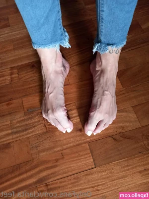 clarita.feet [ clarita-feet ] - Sexy Milf ghost at your service 🥰🩷