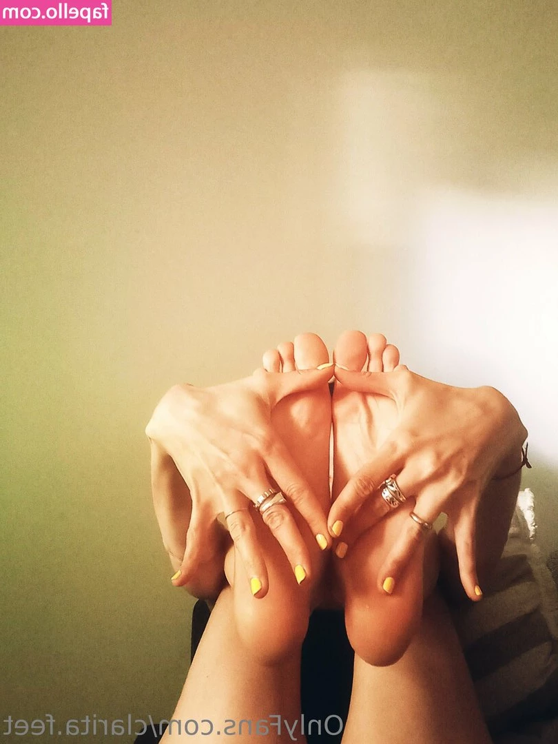 clarita.feet [ clarita-feet ] - Wearing in horny   attention ver