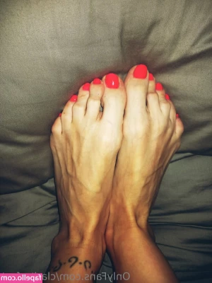 clarita.feet [ clarita-feet ] - Whatcha doin