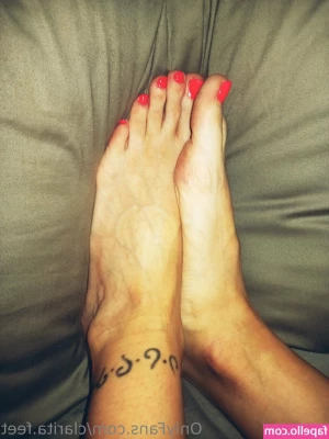 clarita.feet [ clarita-feet ] - naturally golden ✨