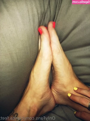 clarita.feet [ clarita-feet ] - lick my armpits <3
