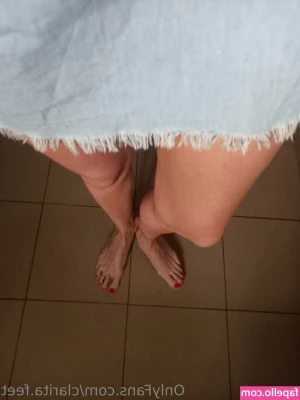 clarita.feet [ clarita-feet ] - Bathroom mirror pics