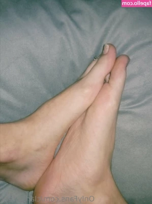 clarita.feet [ clarita-feet ] - Exploring graveyards is such a thriller!