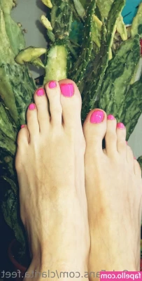 clarita.feet [ clarita-feet ] - De más