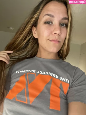 alexisloadfree - Is there a reason you’re not in my DMs right now babe? 😈