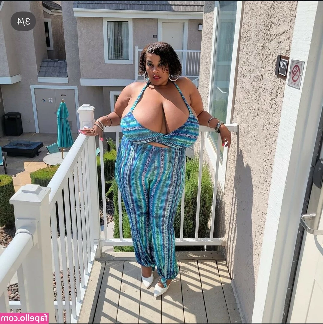 Dezvixen - Happy Fri-yay 🥳 Have you missed me? Brand new video on my vip page