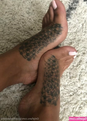 asianfootworship - Is your favorite color is lilac or boobies? 😈