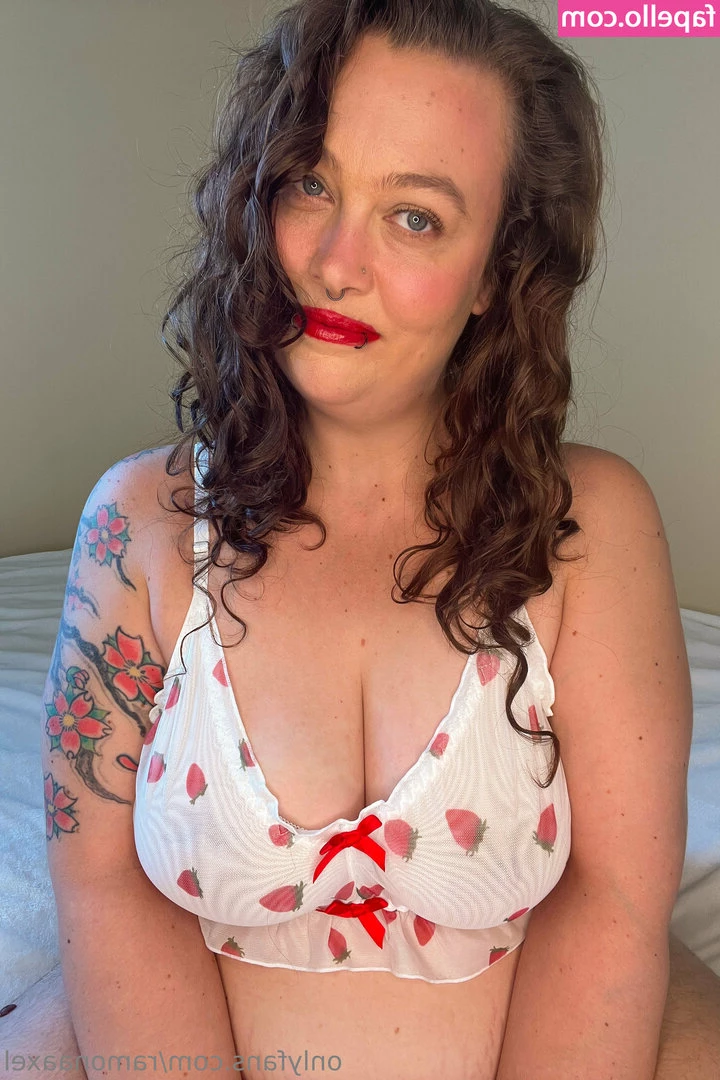 ramonaaxel [ ramonaaxel-1 ] - Have you been naughty enough for a pussy flash??🤭😈