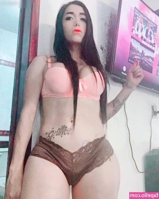 Jade Flota [ jade-flota ] - Feeling the black Nothing wrong with a little lace