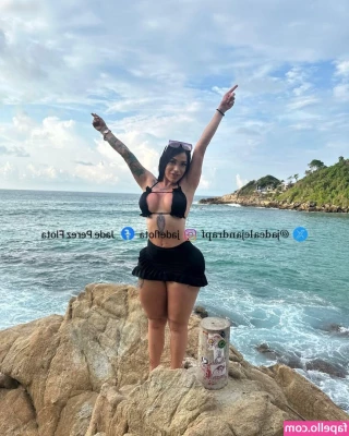 Jade Flota [ jade-flota ] - Do u like my necklace