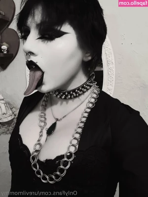 urevilmommy - Having fun with my toy