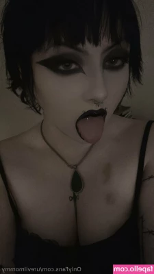 urevilmommy - Thirsty for closer interactions  creating custom content  but most of