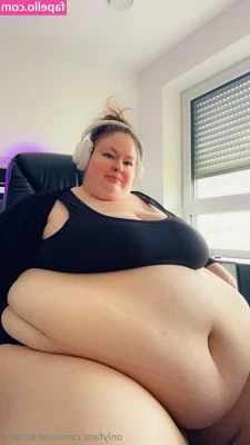 ssbbwmaria - Today I m lying relaxed in bed with sneakers on and this happens hehe
