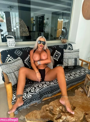 Loredana Chivu [ loredana-chivu ] - chill with me after the gym