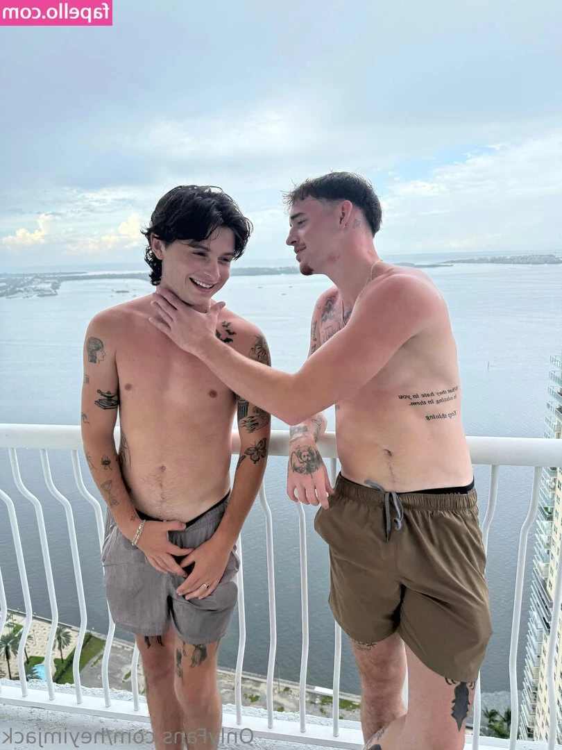 heyimjack - scrunching like this makes it easier for you to fit the your nose 