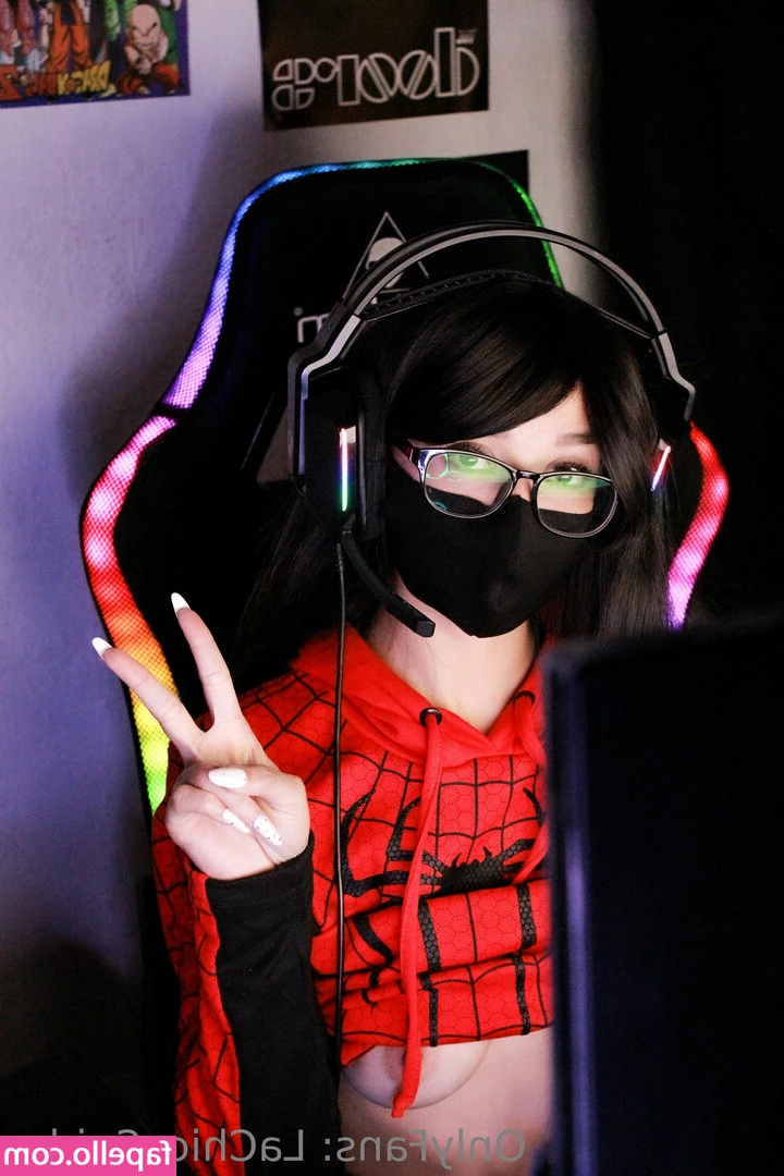 lachicaspider - Will be doing some custom content this evening  so please send across