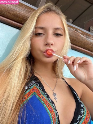 Julie Remoissenet [ julie-remoissenet ] - Heheh 🤭