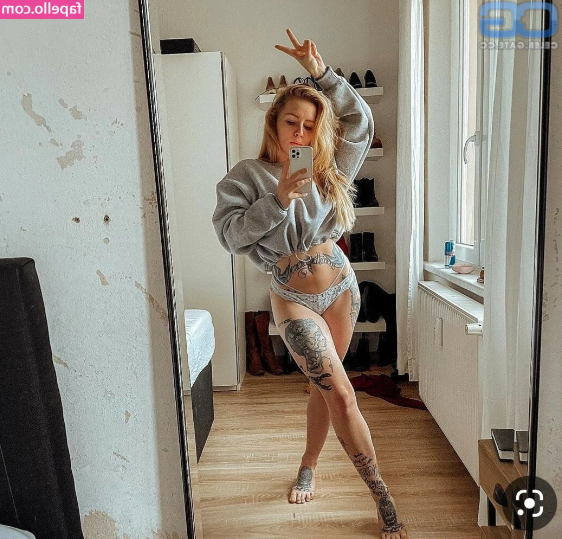 Denise Duck [ denise-duck ] - Sexy snap series showing off my tiger stripes and pussy ;) unlock for