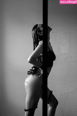 ice_sparrow [ ice-sparrow ] - Where the smile is the prelude to a seductive game  Do you dare to