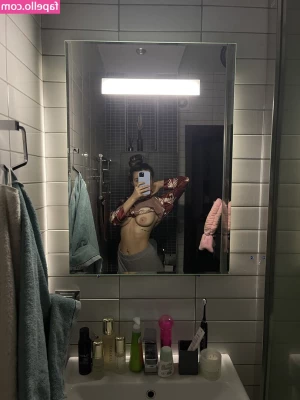 ice_sparrow [ ice-sparrow ] - Not gonna lie this weight gain has been kinda cute. Do you think