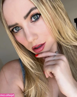 Kristen Medina [ kristen-medina ] - Cariño, ¿qué te pasa? ¿Te sientes mal? Ven a la oficina y esta
