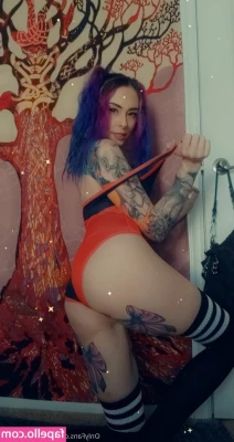 jadestoner_free [ jadestoner-free ] - I m just sitting here minding my business  I can t help but dangle my